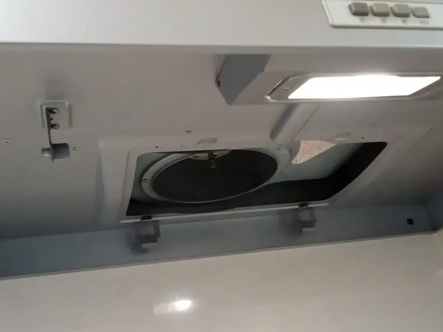 写真の私が作業します。ご予約お待ちしてますサービスの画像