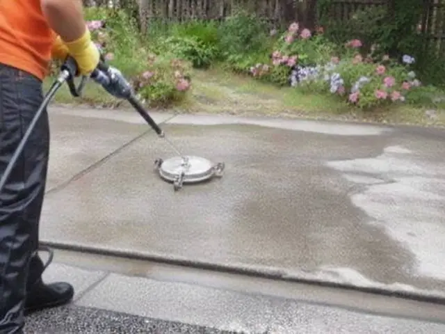 ◎25年の実績【お掃除のプロ集団】黒ずみ・油汚れ一掃！駐車場の高圧洗浄サービスの画像