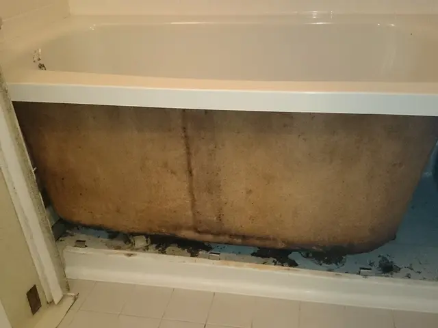 夫婦2人で訪問！役割分担で作業が速い。エプロン内部高圧洗浄！汚れ落ちが違います。サービスの画像