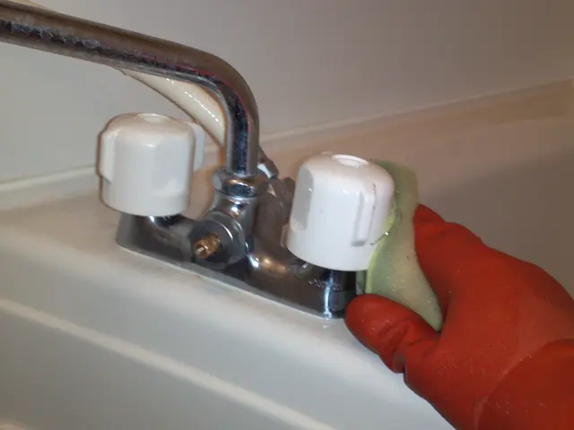 夫婦2人で訪問！役割分担で作業が速い。エプロン内部高圧洗浄！汚れ落ちが違います。サービスの画像