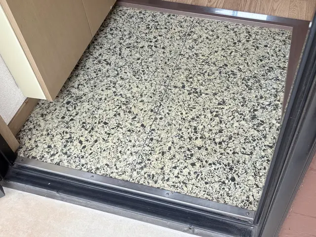 ★即レス即対応★玄関タイルのクリーニング！！◆玄関タイル「汚れ・カビ」にお困りのサービスの画像