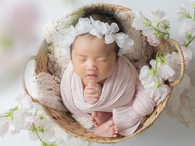 新生児ならではのかわいさをギュッと詰め込んだ写真をお届け！生花ニューボーンフォト