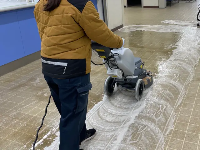 【愛知県豊川市より伺います！】店舗・事務所、介護施設、塾など床洗浄もサービスの画像