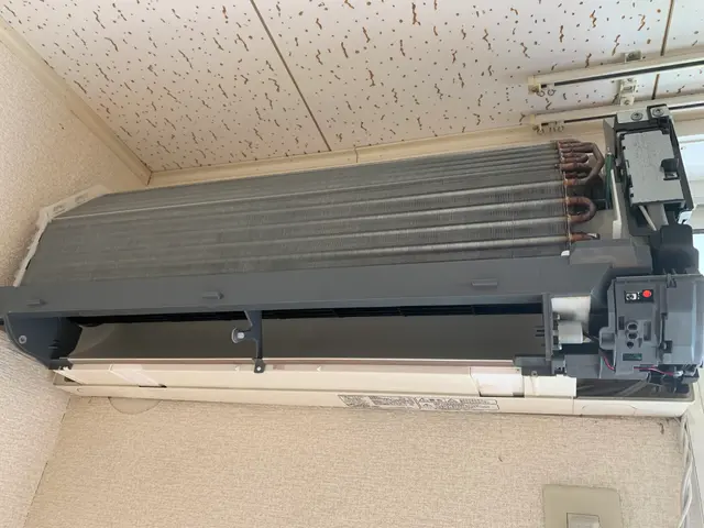 《損害保険加入済み》エアコン洗浄でカビも臭いも一掃します！お子様、ペットも安心！サービスの画像