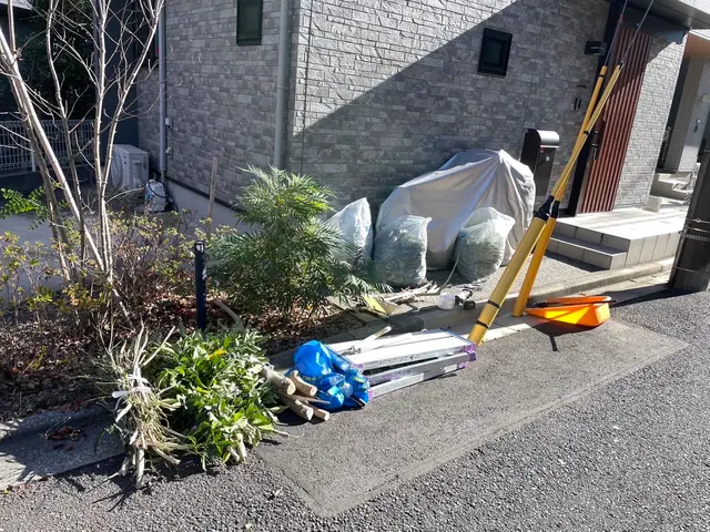 落ち葉清掃！ブロアで清掃！綺麗に致します！サービスの画像