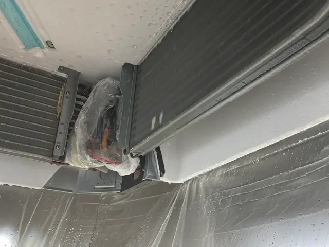 通常の清掃では取れないエアコン内部の汚れも徹底的に分解・高圧洗浄いたします。サービスの画像