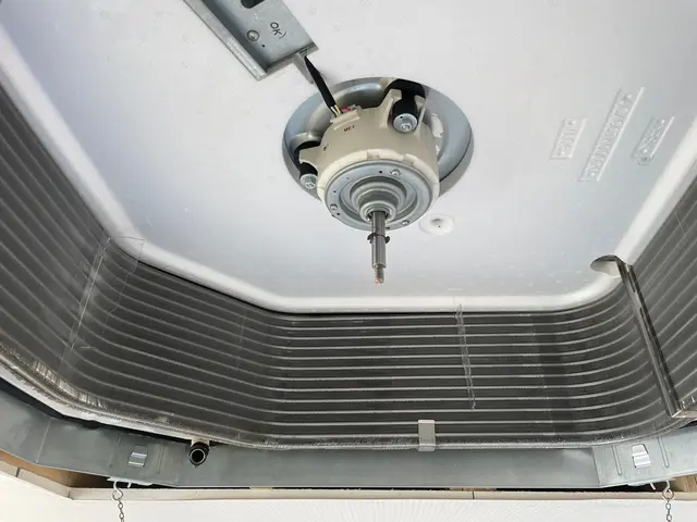 通常の清掃では取れないエアコン内部の汚れも徹底的に分解・高圧洗浄いたします。サービスの画像