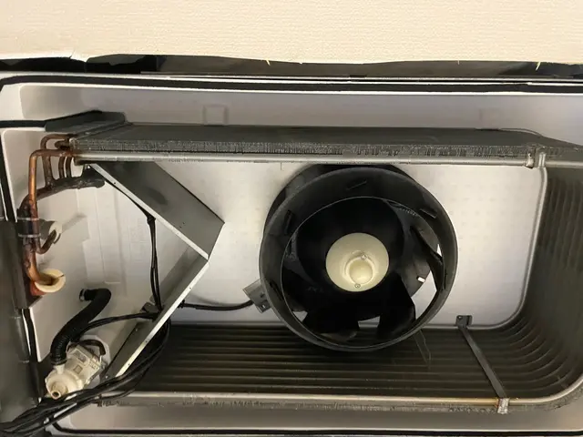 通常の清掃では取れないエアコン内部の汚れも徹底的に分解・高圧洗浄いたします。サービスの画像