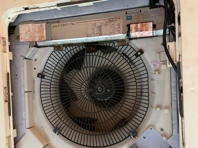 通常の清掃では取れないエアコン内部の汚れも徹底的に分解・高圧洗浄いたします。サービスの画像