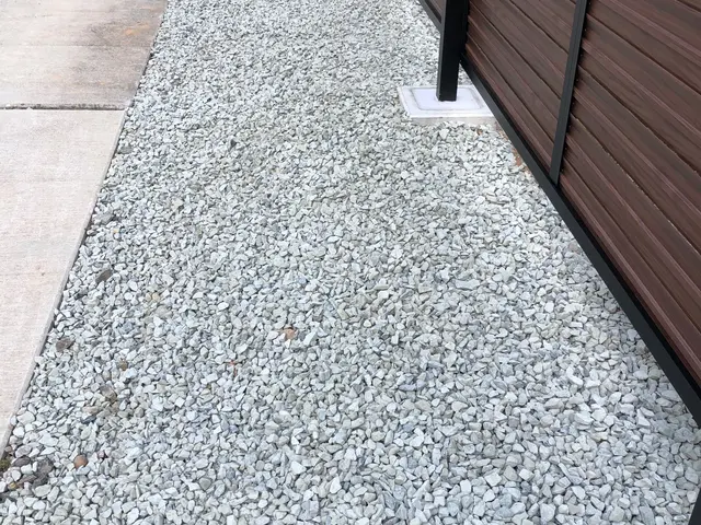 ぬかるみ対策や防犯対策に！雑草対策に防草シート同時施工も可能です。サービスの画像