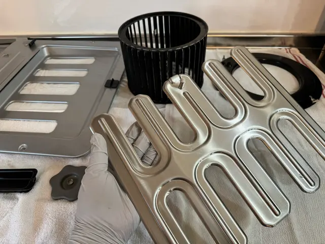 毎日使うからこそ！早めの大掃除を。女性スタッフの丁寧レンジフードクリーニングサービスの画像