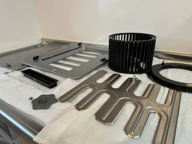 毎日使うからこそ！早めの大掃除を。女性スタッフの丁寧レンジフードクリーニングサービスの画像