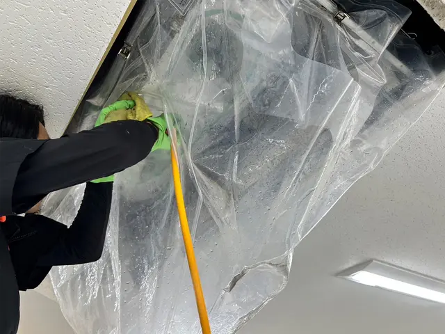 飲食店・学校・美容院・家庭用の天井埋め込みエアコンの実績有り！プロにお任せ下さいサービスの画像