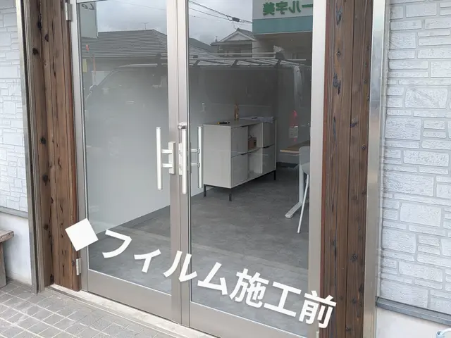 ✦防犯対策は窓ガラス全面に下敷きぐらいの分厚いフィルムを貼ると安心・安全ですよ♪サービスの画像