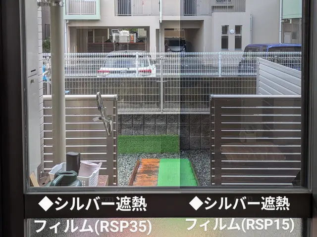 ✦防犯対策は窓ガラス全面に下敷きぐらいの分厚いフィルムを貼ると安心・安全ですよ♪サービスの画像