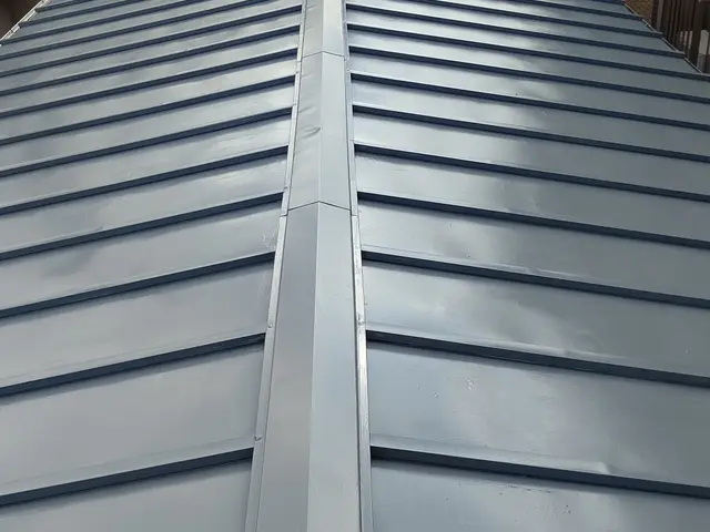 屋根塗装はお任せください。ベテラン職人が一生懸命努めます。サービスの画像