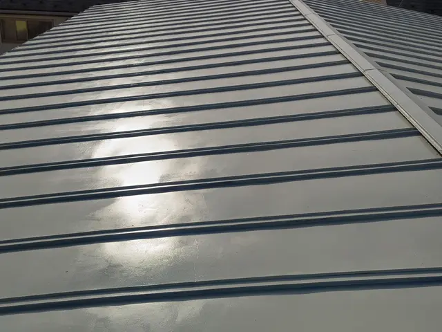 屋根塗装はお任せください。ベテラン職人が一生懸命努めます。サービスの画像