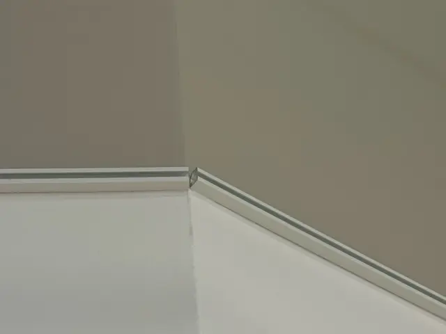 ピクチャーレール取付、正確に下地に取付、カット対応サービスの画像