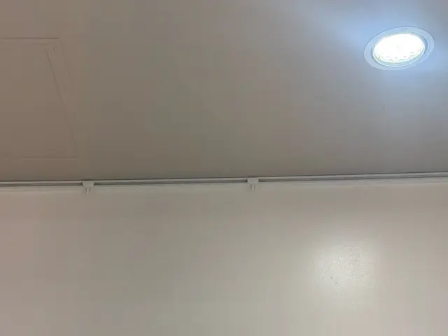 ピクチャーレール取付、正確に下地に取付、カット対応サービスの画像