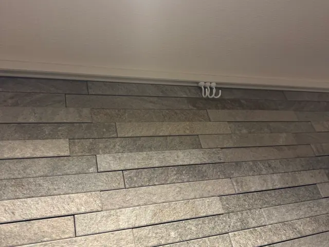 ピクチャーレール取付、正確に下地に取付、カット対応サービスの画像