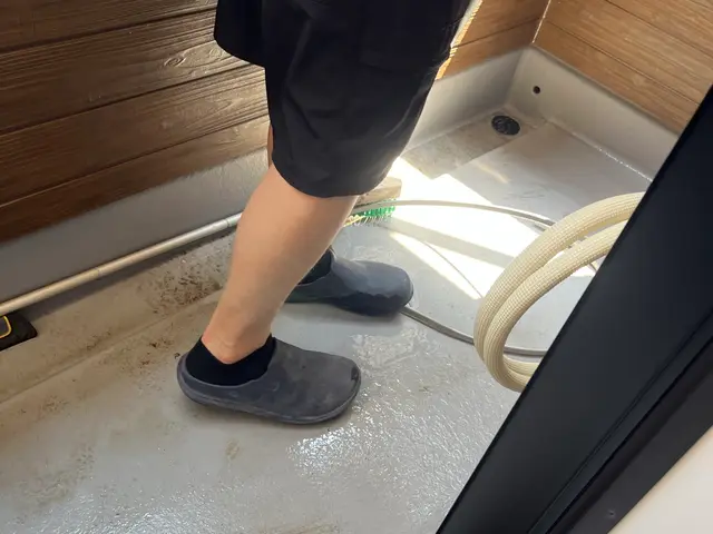 【ベランダ洗浄】窓、網戸や排水溝も綺麗にいたします！サービスの画像