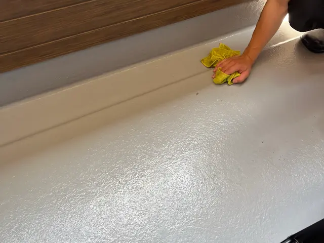 【ベランダ洗浄】窓、網戸や排水溝も綺麗にいたします！サービスの画像