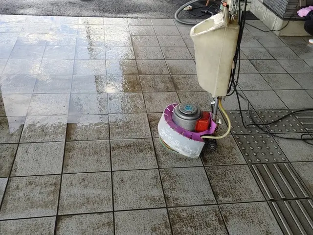 ご自宅・施設の玄関前クリーニングお任せください　高圧洗浄機　ポリッシャー機械作業サービスの画像