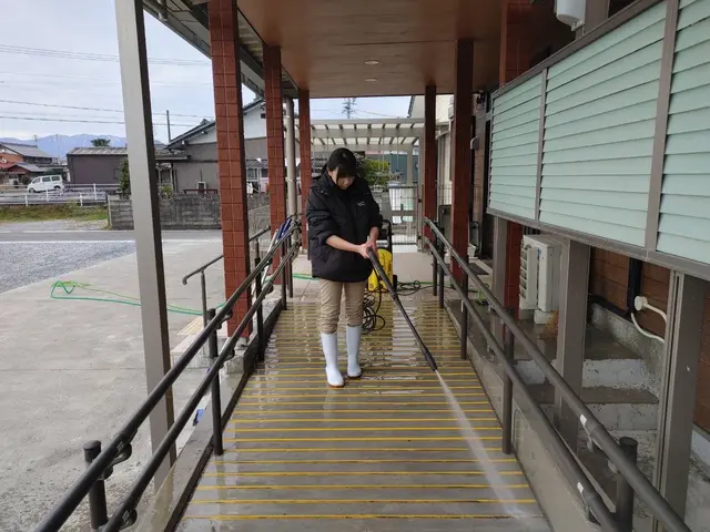 ご自宅・施設の玄関前クリーニングお任せください　高圧洗浄機　ポリッシャー機械作業サービスの画像