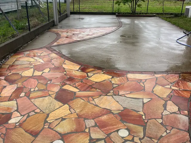 高圧洗浄にて土間駐車場、カーポート等の洗浄(一部のみの洗浄も承っております)サービスの画像