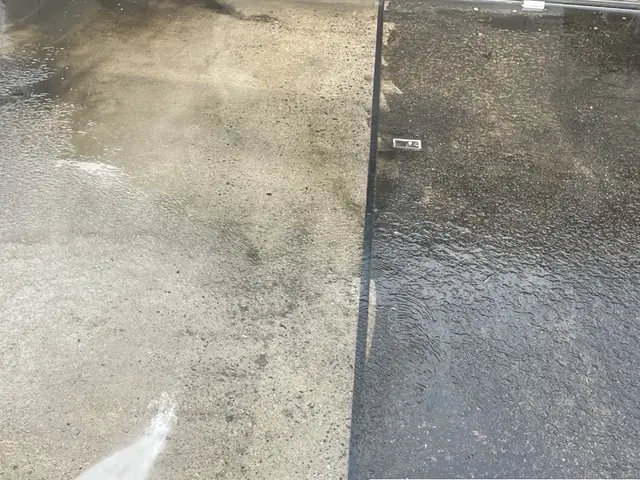 高圧洗浄にて土間駐車場、カーポート等の洗浄(一部のみの洗浄も承っております)サービスの画像