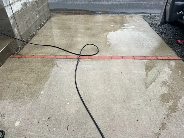 高圧洗浄にて土間駐車場、カーポート等の洗浄(一部のみの洗浄も承っております)サービスの画像