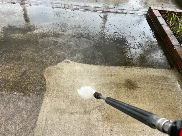 高圧洗浄にて土間駐車場、カーポート等の洗浄(一部のみの洗浄も承っております)サービスの画像