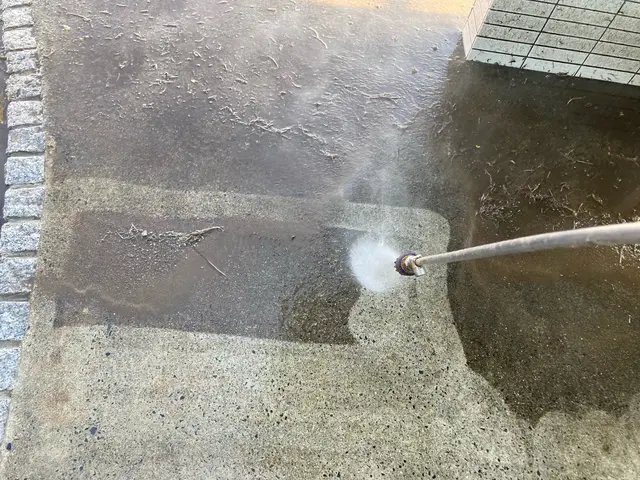 高圧洗浄にて土間駐車場、カーポート等の洗浄(一部のみの洗浄も承っております)サービスの画像