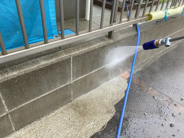 高圧洗浄にて土間駐車場、カーポート等の洗浄(一部のみの洗浄も承っております)サービスの画像