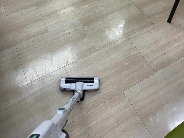 床清掃・ワックスがけ！店舗、施設のフロアをキレイにします！！サービスの画像
