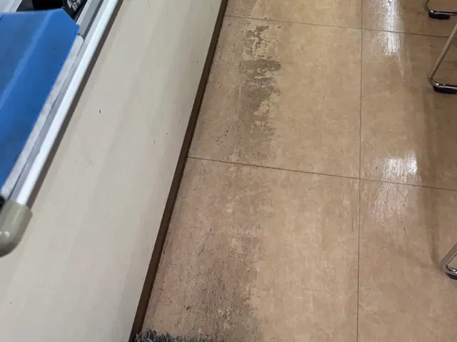 床清掃・ワックスがけ！店舗、施設のフロアをキレイにします！！サービスの画像