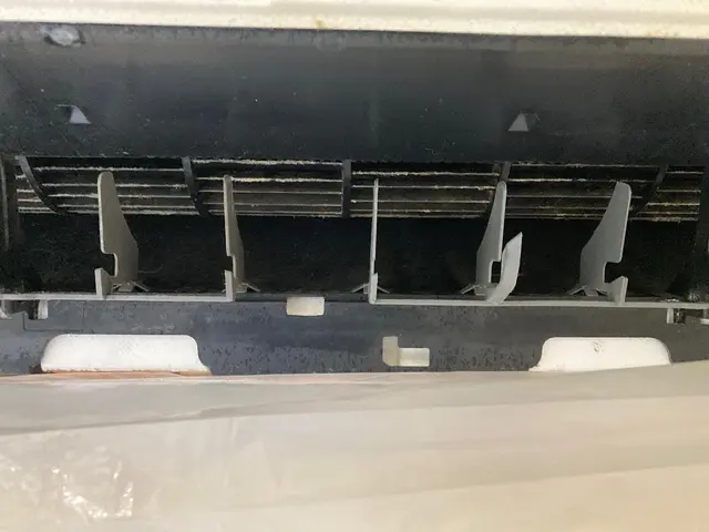 ☆【まだまだ暑いです！汚れが気になったら清掃です！】エアコン分解内部洗浄サービスの画像