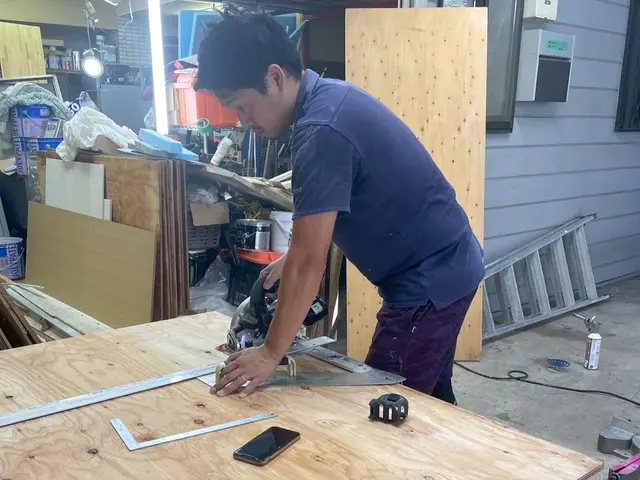 テレビを掛けたり、掛けられるよう壁造作塗装します。サービスの画像