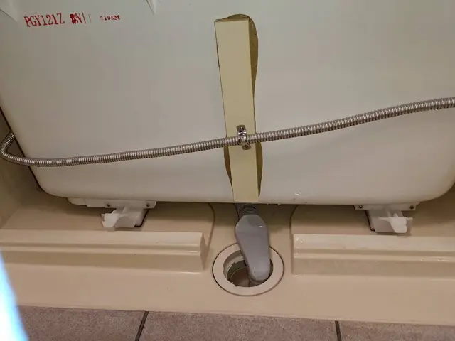 エプロン内部も作業します！浴槽・壁・床・天井・窓・鏡の汚れ綺麗に！サービスの画像