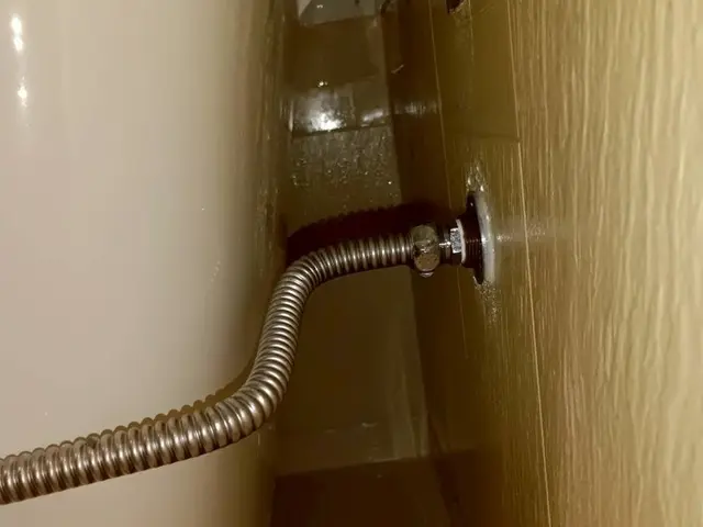 エプロン内部も作業します！浴槽・壁・床・天井・窓・鏡の汚れ綺麗に！サービスの画像