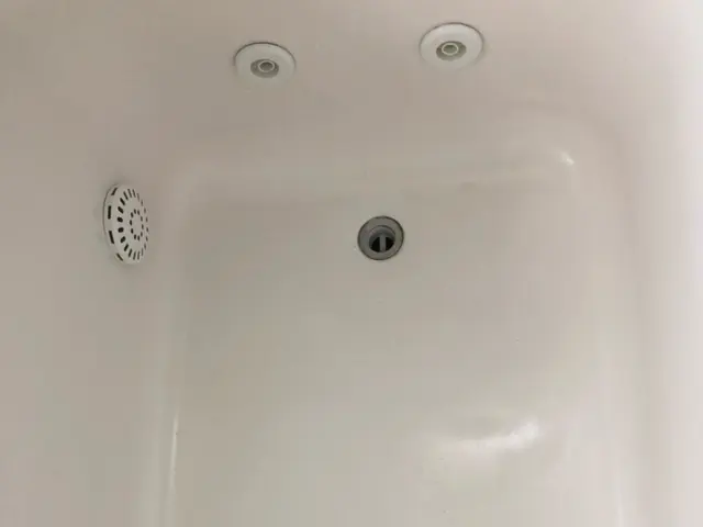 古くなったバスタブを専用塗料を使いペイントリフォームサービスの画像