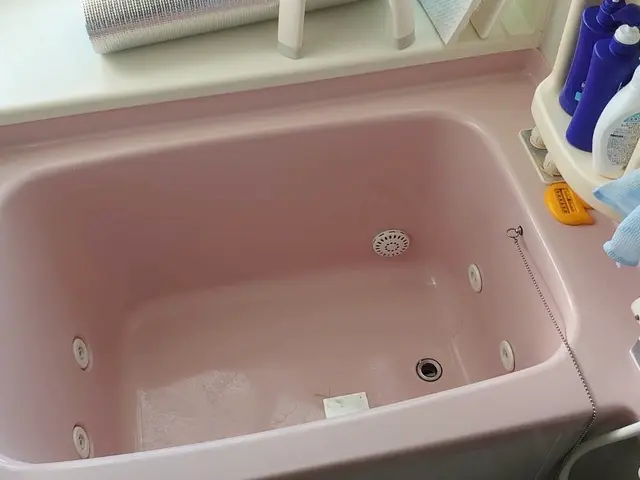 古くなったバスタブを専用塗料を使いペイントリフォームサービスの画像