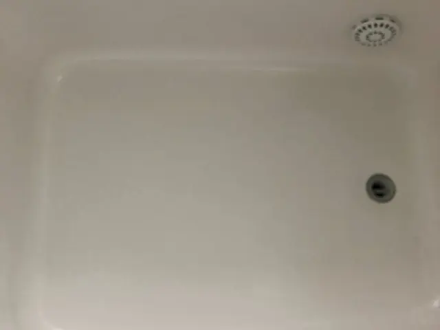 古くなったバスタブを専用塗料を使いペイントリフォームサービスの画像