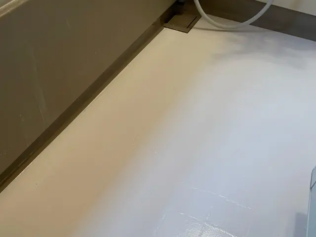 古くなったバスタブを専用塗料を使いペイントリフォームサービスの画像