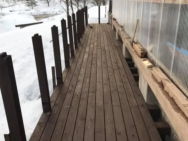 ウッドデッキの塗装、修理ならお気軽にお問い合わせください。サービスの画像