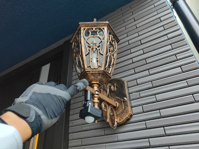 外玄関灯、門灯交換。(経年劣化、カバー割れ等による)写真の者が伺います。サービスの画像