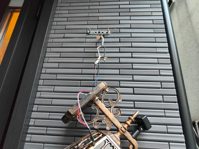 外玄関灯、門灯交換。(経年劣化、カバー割れ等による)写真の者が伺います。サービスの画像