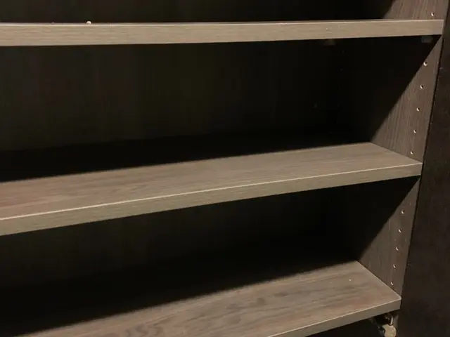 クローゼット、戸棚の補修と棚板の追加と留め具取り付けサービスの画像