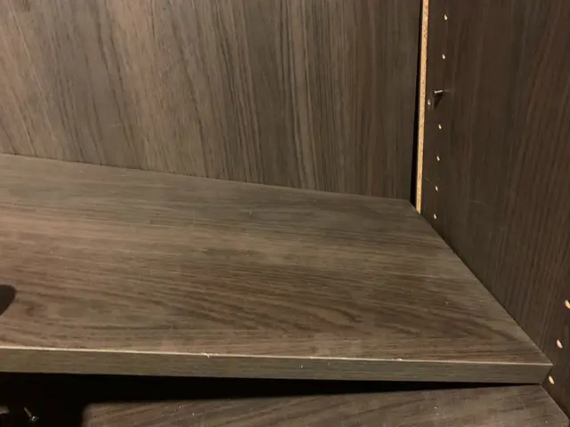 クローゼット、戸棚の補修と棚板の追加と留め具取り付けサービスの画像