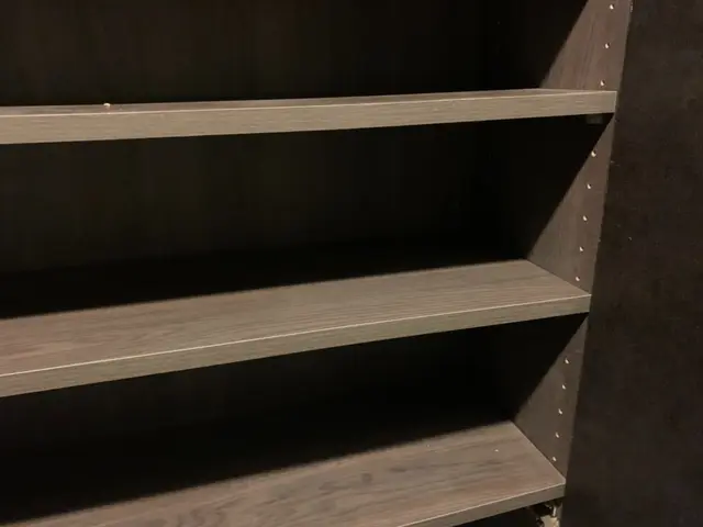 クローゼット、戸棚の補修と棚板の追加と留め具取り付けサービスの画像